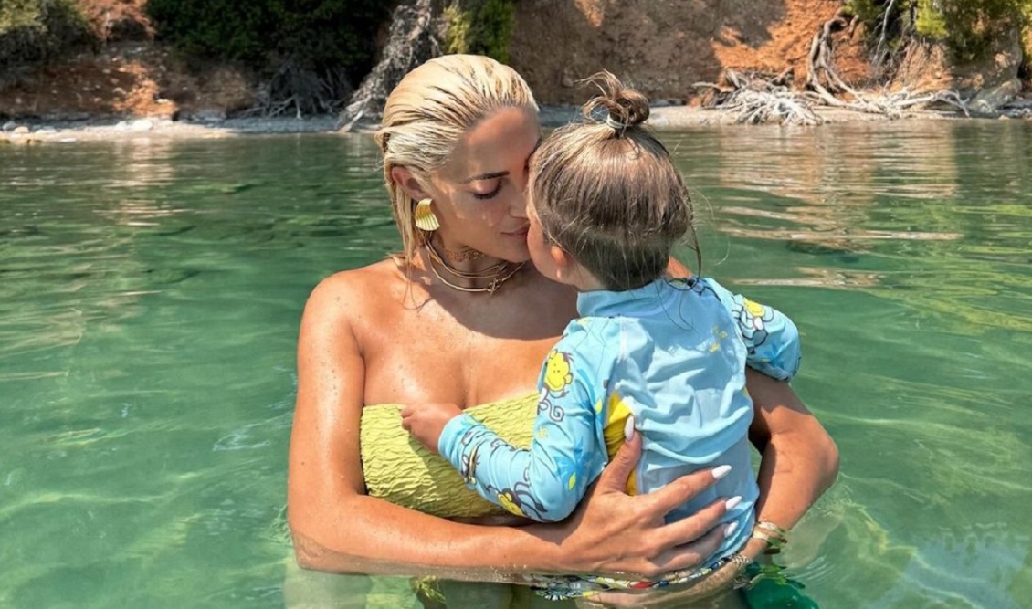 Ιωάννα Τούνη: «Αρρωστημένα μυαλά» όσοι σχολιάζουν τη συγκατοίκηση με τον γιο και τον γυμναστή της