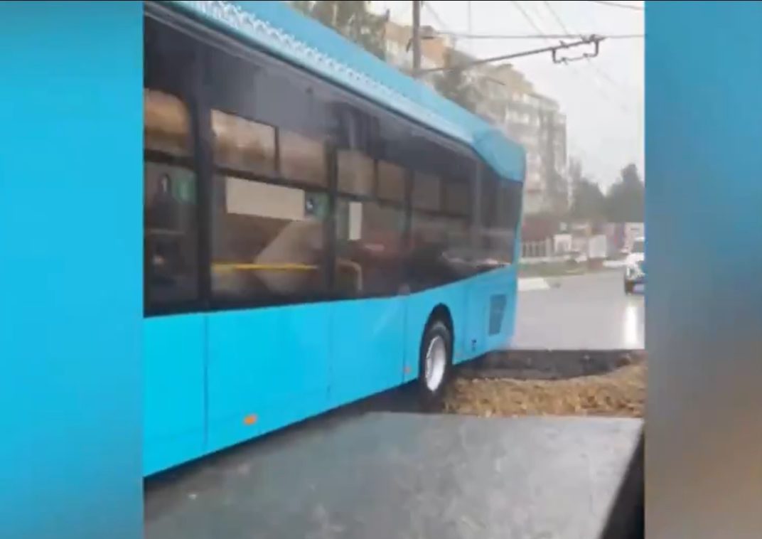 Βίντεο: Τρόλεϊ έμεινε να «κρέμεται» πάνω από μια τρύπα στο Καζάν καθώς ο δρόμος κατέρρευσε από κάτω