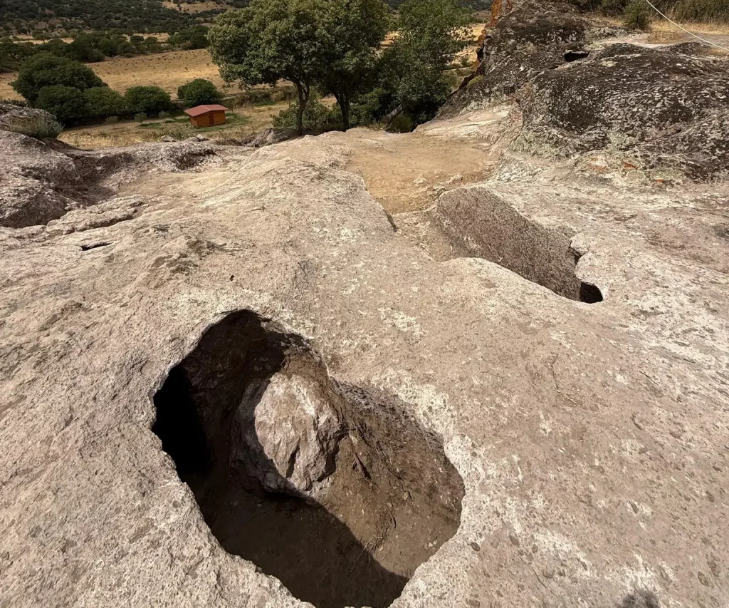Απίστευτα ευρήματα σε νέους τάφους που ανακαλύφθηκαν στη Σαρδηνία – Τι εντόπισαν οι αρχαιολόγοι (φωτο)