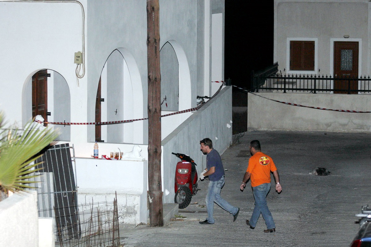 Σαν σήμερα το έγκλημα που σόκαρε την Ελλάδα το 2008: Tριγυρνούσε στη Σαντορίνη με το κομμένο κεφάλι της συζύγου του
