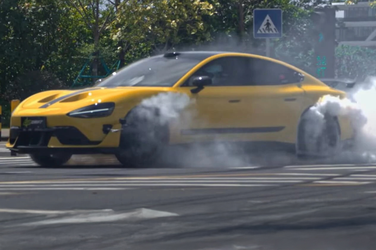 Xiaomi SU7 Ultra πρωταγωνιστεί σε κόπια των Gymkhana (βίντεο)