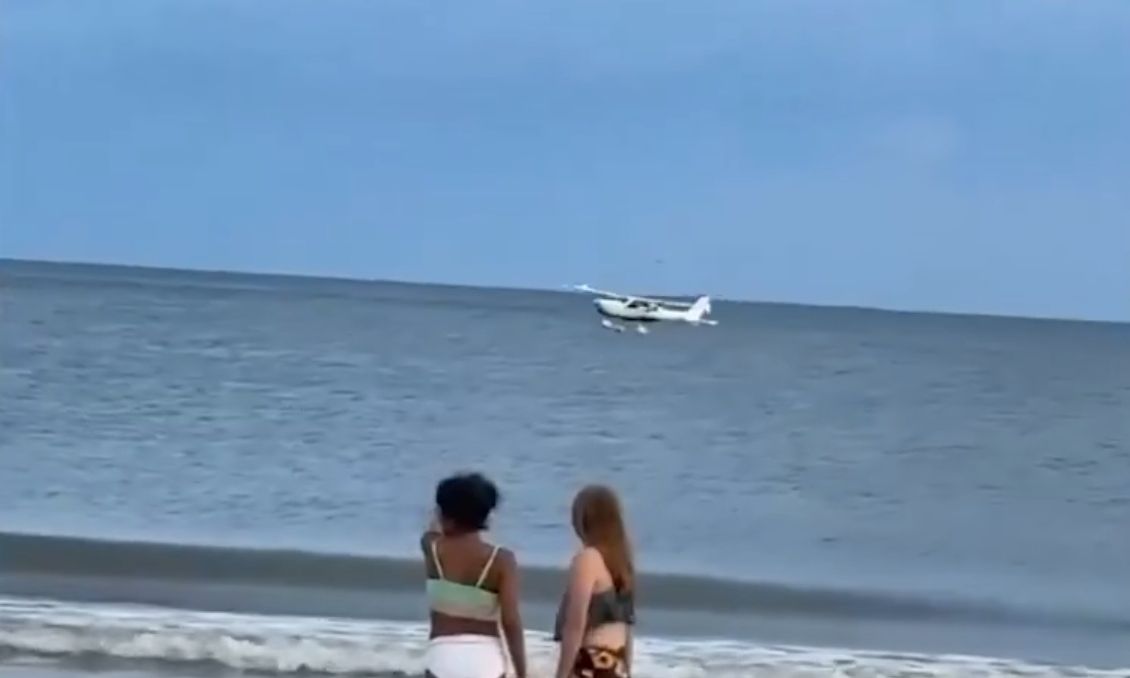 ΗΠΑ: H στιγμή που μικρό αεροσκάφος κάνει αναγκαστική προσθαλάσσωση σε παραλία της Βόρειας Καρολίνα (βίντεο)