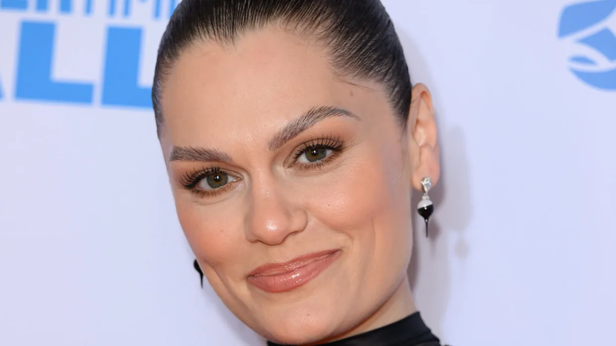 Jessie J: «Δεν είναι όλα όπως φαίνονται» – Η μάχη της τραγουδίστριας μετά την επέμβαση για καρκίνο του μαστού