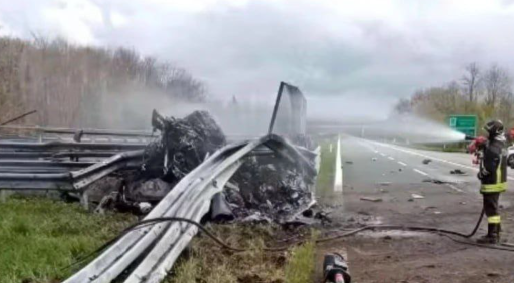 Iταλία: Τρεις νεκροί και 15 τραυματίες σε καραμπόλα – Νταλίκα έπεσε σε σταματημένα οχήματα