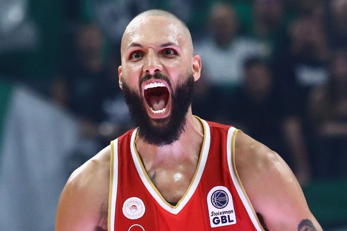 Ο Εβάν Φουρνιέ απολαμβάνει το καλοκαίρι του στη Μύκονο μετά την ανανέωση συμβολαίου με τον Ολυμπιακό