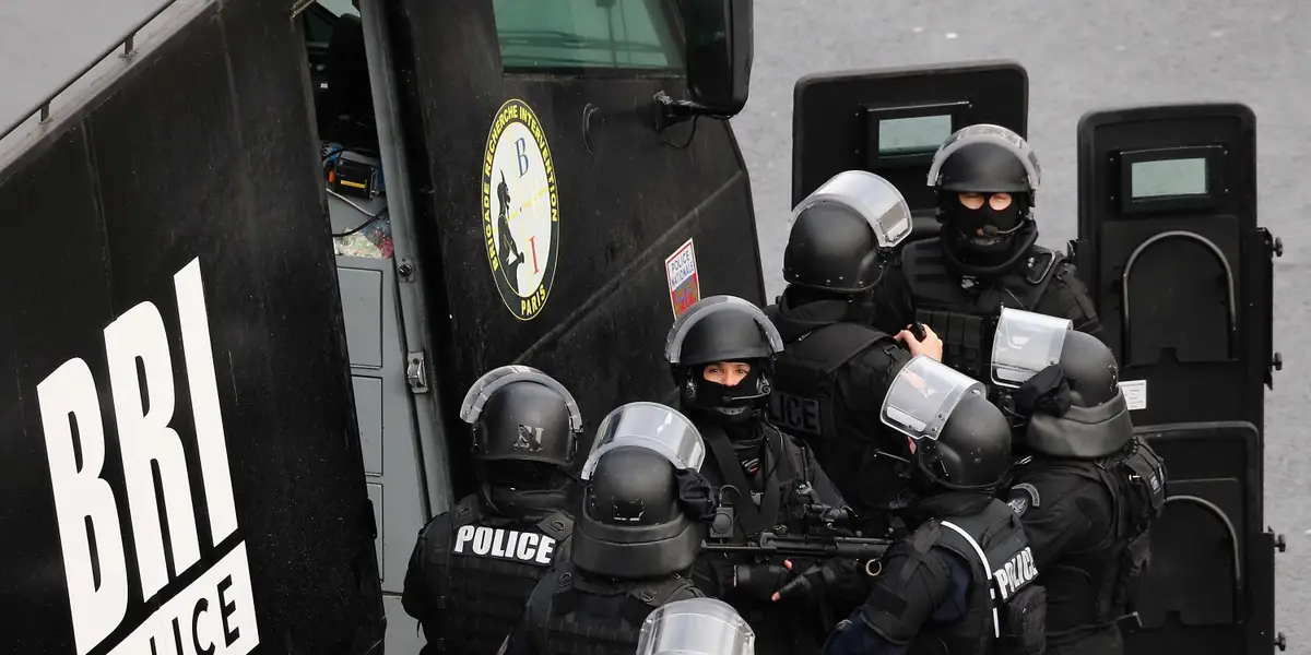 Φρικτό έγκλημα στην Γαλλία: Βρέθηκε πτώμα με κομμένο το κεφάλι και βγαλμένα τα σπλάχνα του σε γήπεδο