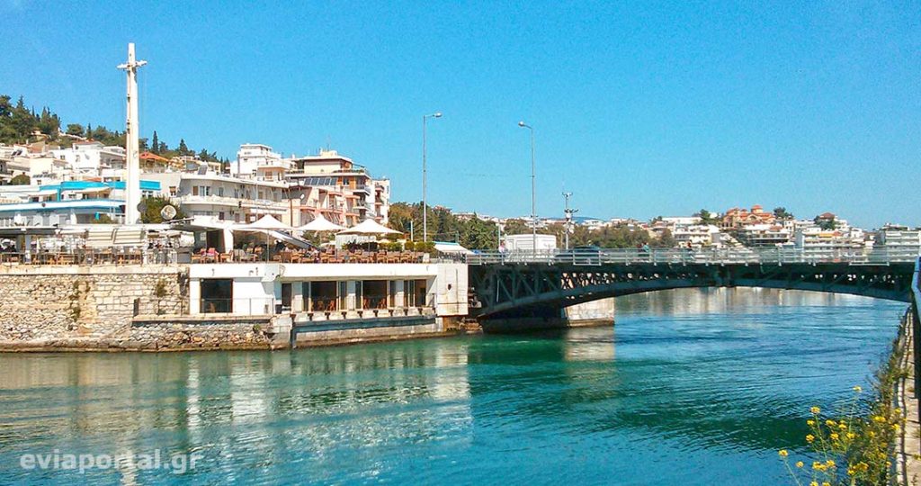 Xαλκίδα: Άνοιξε ξανά η παλιά γέφυρα του Ευρίπου αφού κόπηκε στα δύο για 20 ώρες