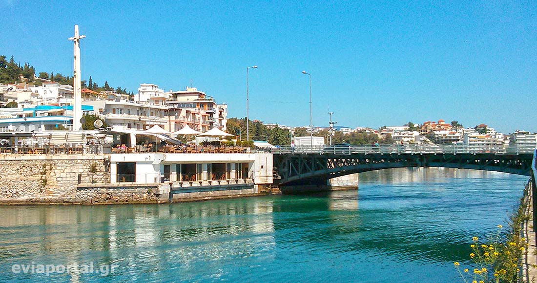 Xαλκίδα: Άνοιξε ξανά η παλιά γέφυρα του Ευρίπου αφού κόπηκε στα δύο για 20 ώρες