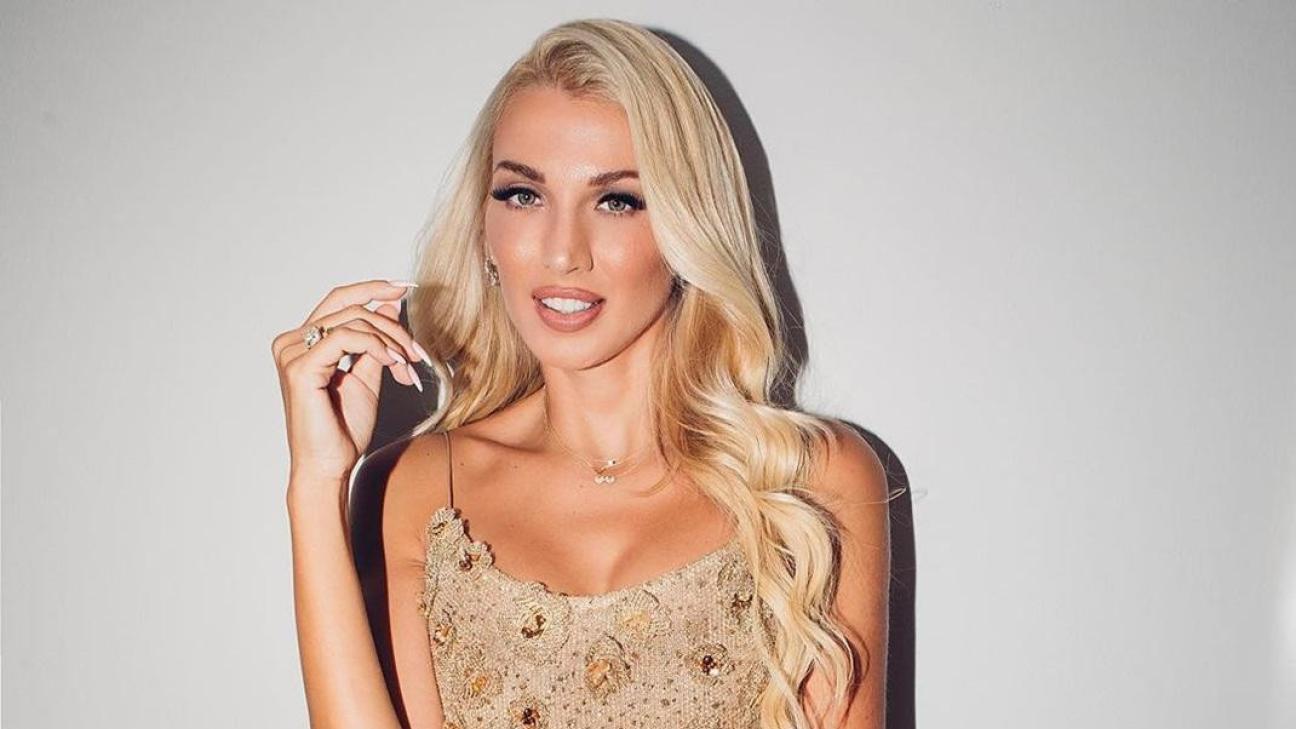 Οι νέες φωτογραφίες της Κ.Σπυροπούλου από την παραλία με ροζ μπικίνι