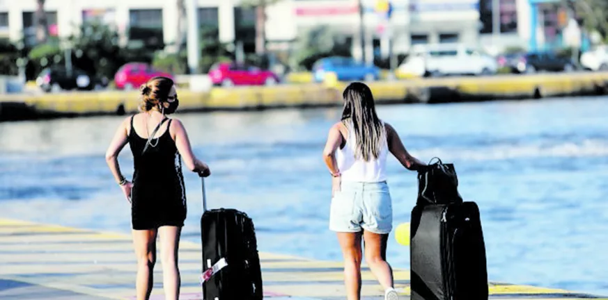 Πλήγμα στην εστίαση από την ακρίβεια και το Airbnb: Οι τουρίστες στρέφονται στο ταπεράκι και το σούπερ μάρκετ