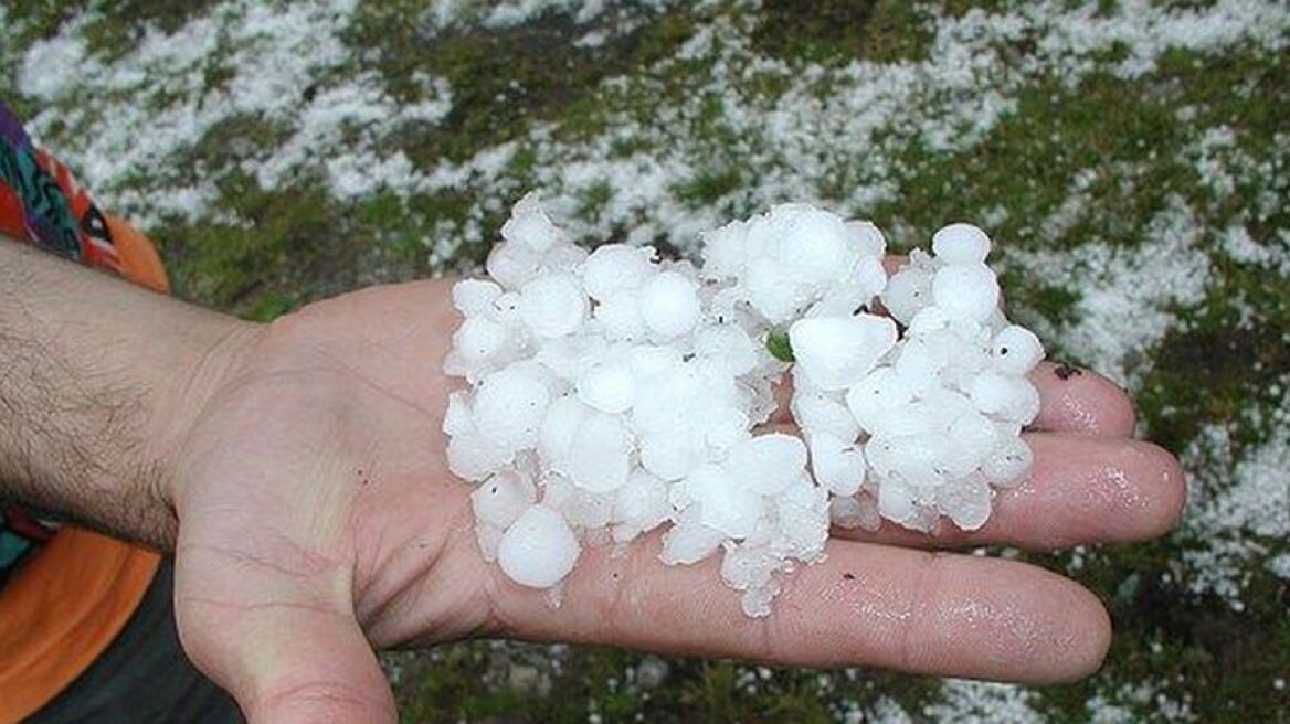 Tα Τρίκαλα στο «μάτι» της κακοκαιρίας: Χαλάζι και θυελλώδεις άνεμοι σάρωσαν την πόλη