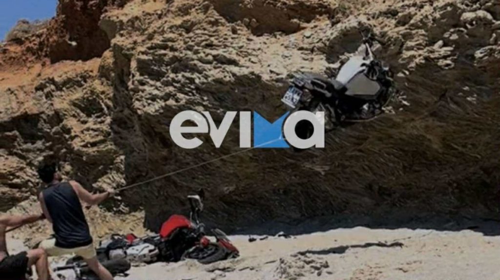 Κάρυστος: Οδηγός ΙΧ έριξε στον γκρεμό τρεις μοτοσικλέτες – Με γερανό προσπαθούσαν να τις ανασύρουν (βίντεο)