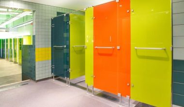 Το «μυστικό» πίσω από το κενό στις πόρτες των δημόσιων τουαλετών