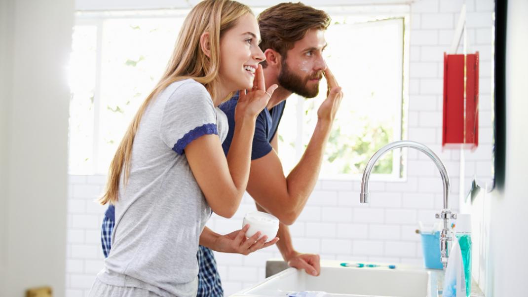 Ώρα να τις σταματήσεις: Τρεις συνήθειες στο μπάνιο που είναι ανθυγιεινές