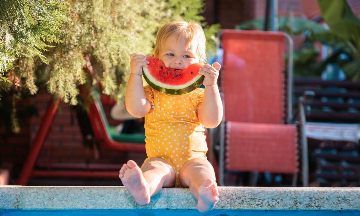 Έξι μηνών και… τρελά ερωτευμένη με το καρπούζι – Ξέσπασε σε κλάματα όταν της το πήραν! [βίντεο]