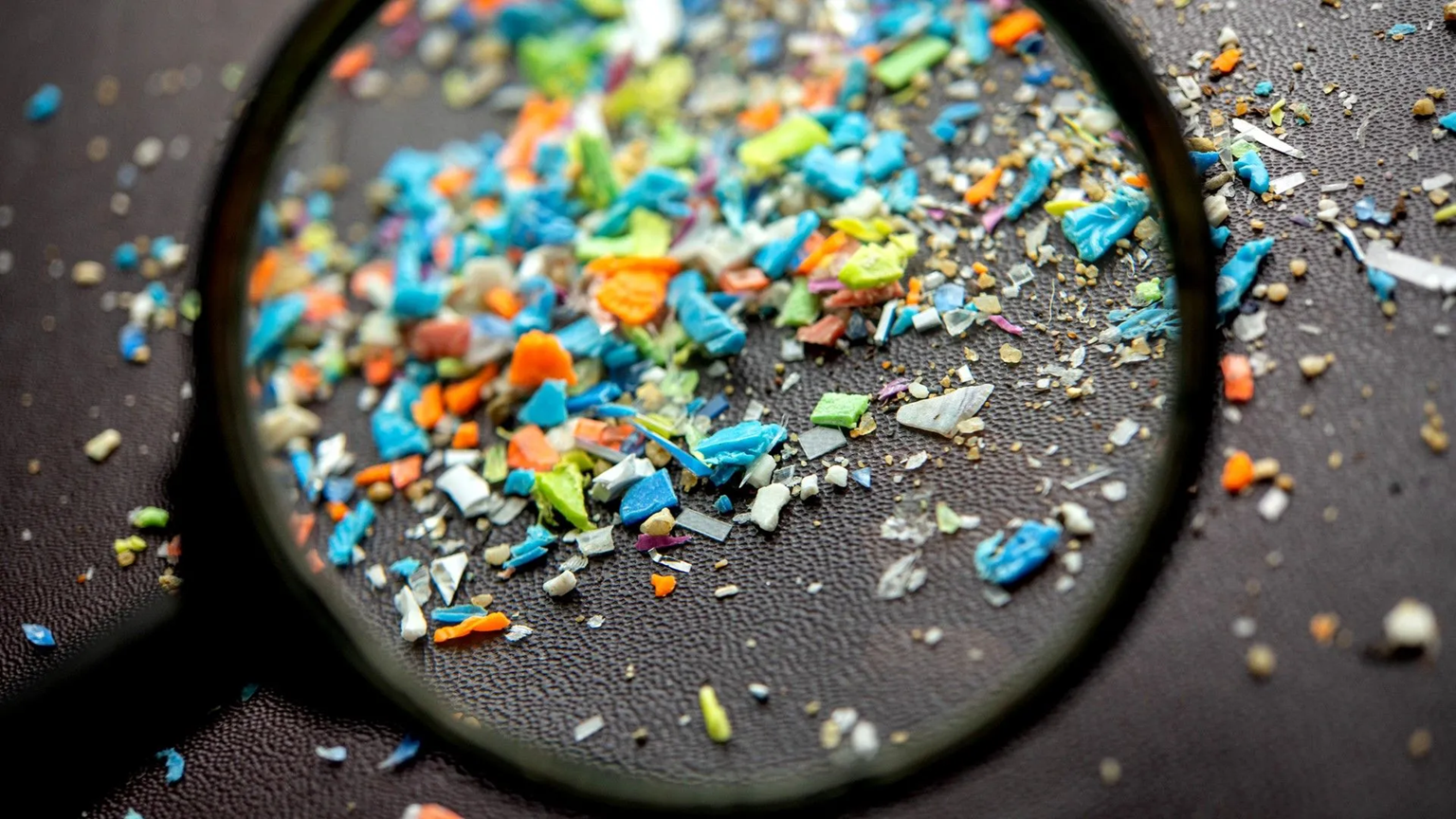Νέα έρευνα: Μπορεί να εισπνέετε 68.000 μικροπλαστικά την ημέρα μέσα στο σπίτι σας!