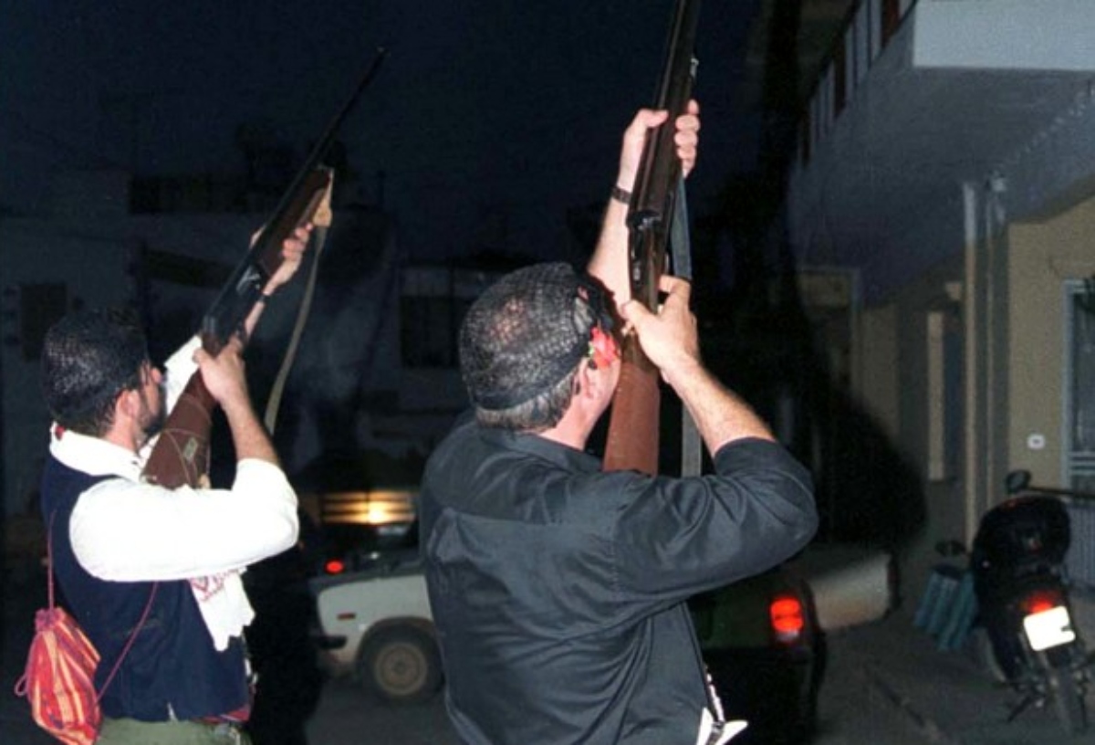 Κρήτη: Συνελήφθησαν δύο άνδρες από τη Μεσαρά μετά από πυροβολισμούς σε γλέντι γάμου