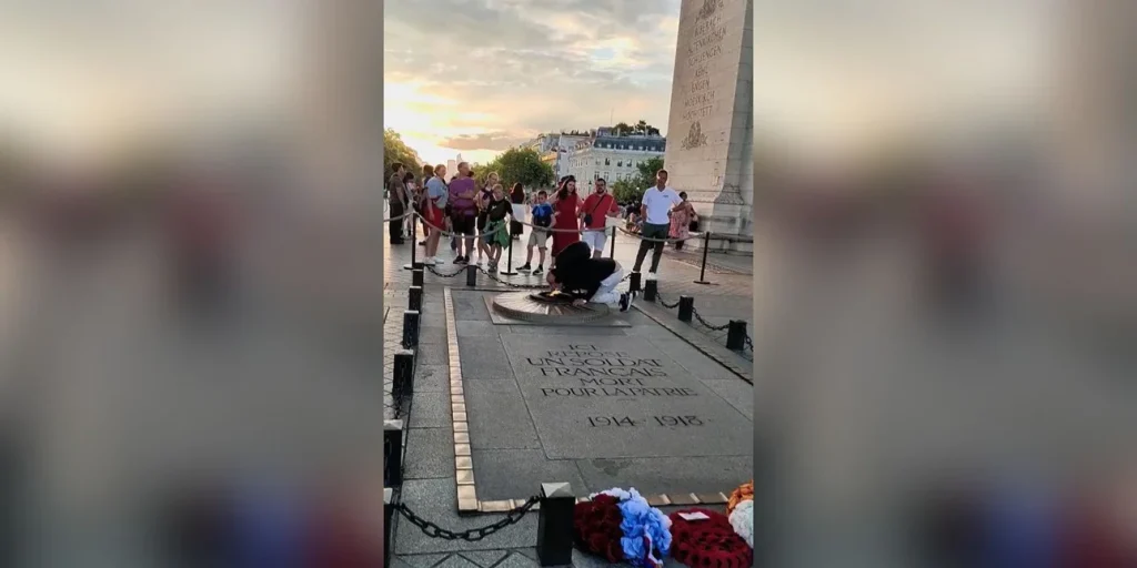 Βίντεο: Άνδρας ανάβει τσιγάρο με τη φλόγα από το μνημείο του Άγνωστου Στρατιώτη στο Παρίσι – Έντονες αντιδράσεις