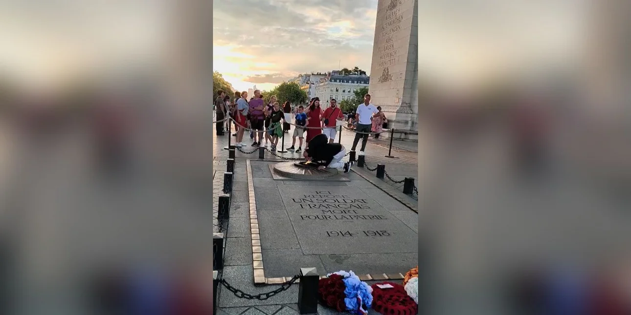 Βίντεο: Άνδρας ανάβει τσιγάρο με τη φλόγα από το μνημείο του Άγνωστου Στρατιώτη στο Παρίσι – Έντονες αντιδράσεις