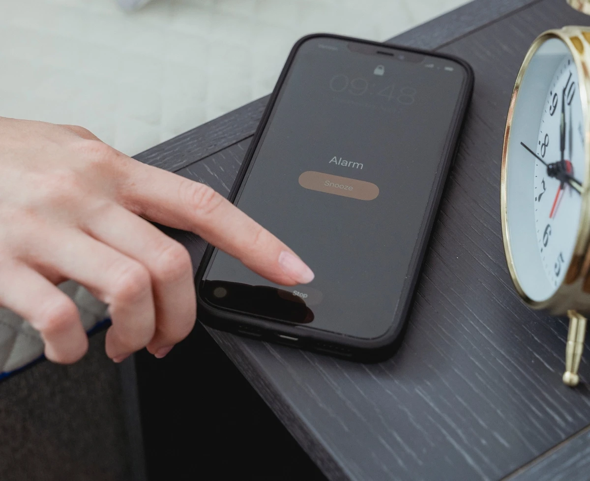 Για ποιο λόγο ξυπνάμε πριν χτυπήσει το ξυπνητήρι μας