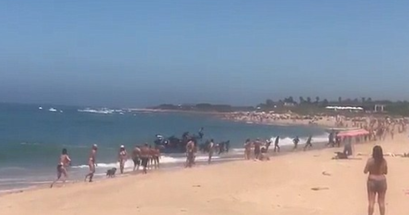 Ένταση στην Ισπανία: Λουόμενοι καταδιώκουν και σταματούν μετανάστες που βγαίνουν από βάρκα