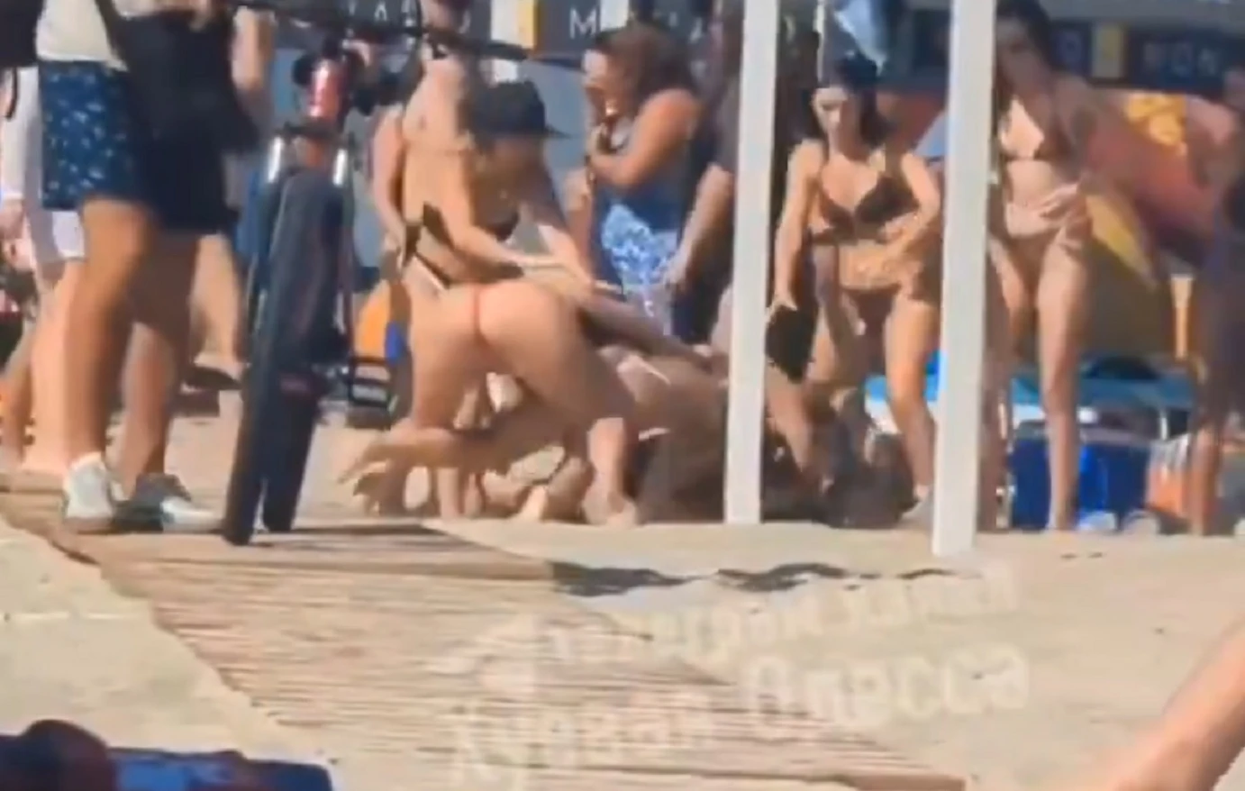 Άγριο ξύλο μεταξύ γυναικών σε παραλία στην Ουκρανία: Δείτε βίντεο