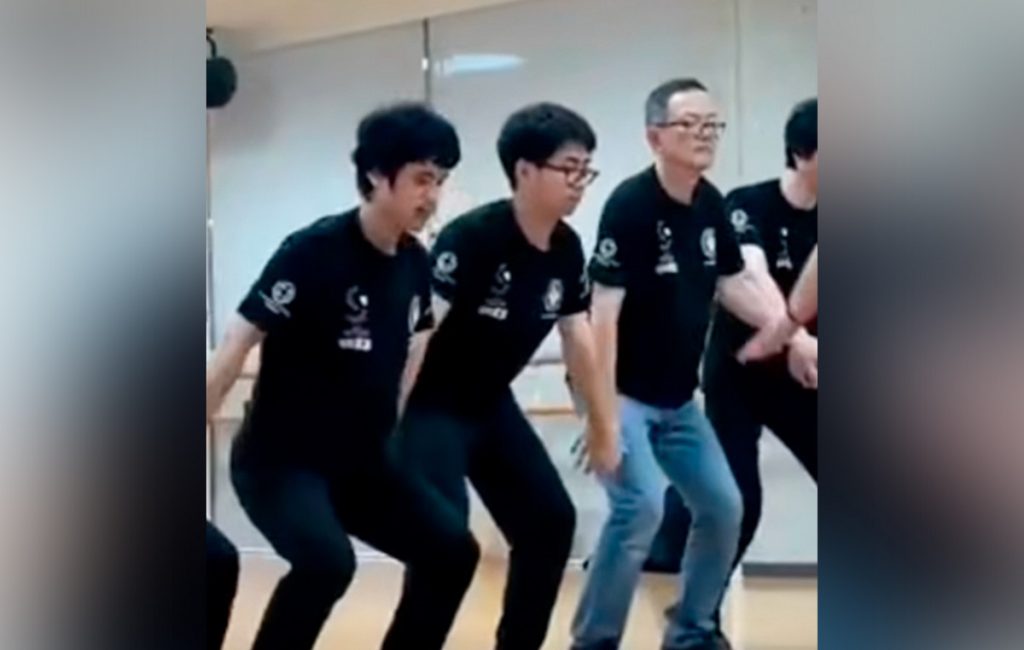 Viral έγιναν οι Ιάπωνες φοιτητές που χορεύουν τον ποντιακό χορό «Πυρρίχιο» – Δείτε βίντεο