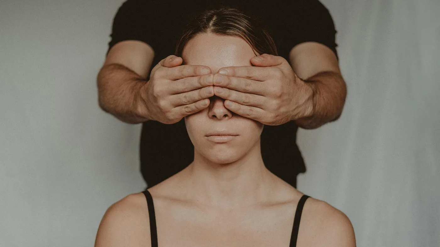 Τι είναι το «pocketing»: Πώς επηρεάζει τις σχέσεις;