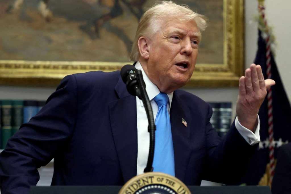 Ο Ν.Τραμπ εξετάζει το ενδεχόμενο επιβολής κυρώσεων κατά του «σκιώδους στόλου» των πετρελαιοφόρων της Ρωσίας