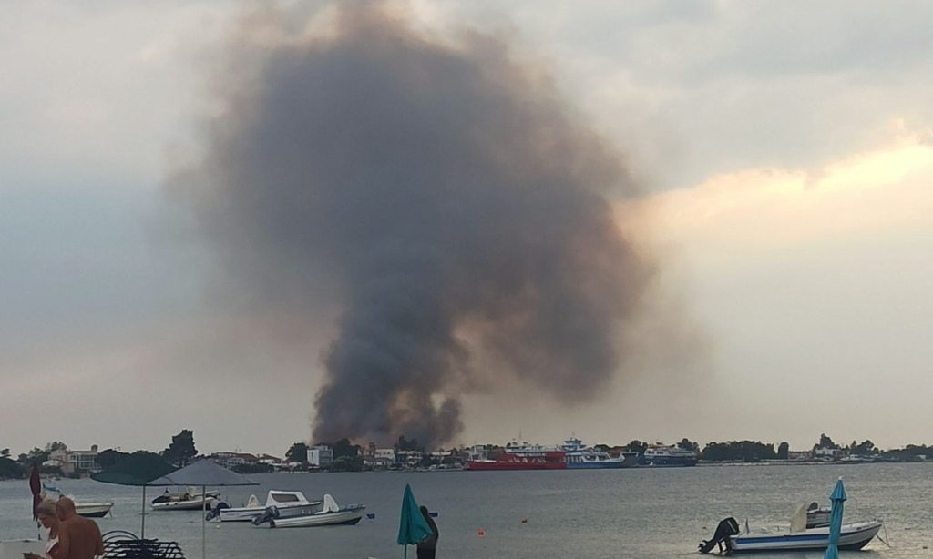 Σε τέσσερα πύρινα μέτωπα στη Θάσο επιχειρούν αεροσκάφη και πυροσβέστες