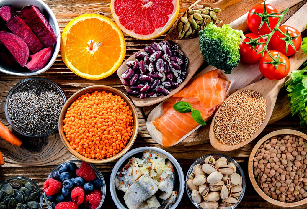 Οι 9+1 τροφές που θα σας βοηθήσουν να μειώσετε τα επίπεδα της χοληστερίνης