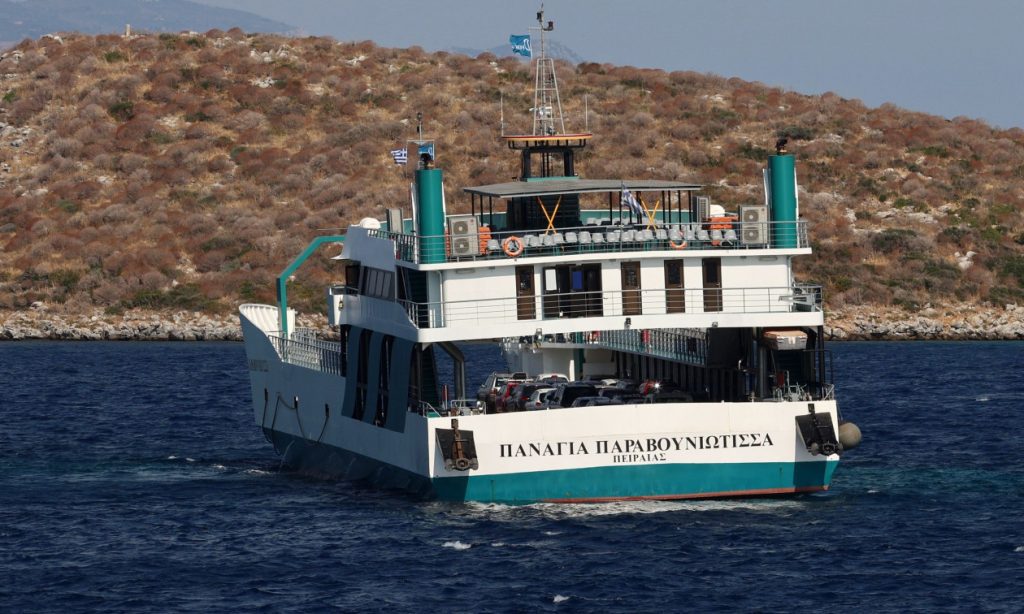 Υπό κράτηση ο καπετάνιος του φέρι μποτ που προσάραξε σε ξέρα στα Στύρα