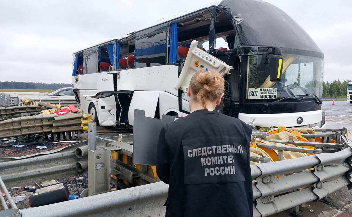 Βίντεο: Η στιγμή που λεωφορείο γεμάτο επιβάτες πέφτει πάνω σε σταθμό διοδίων στη Ρωσία – 39 τραυματίες