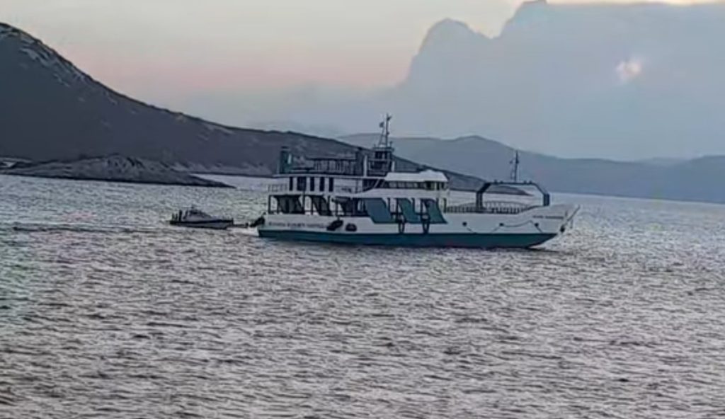 Νέα Στύρα: Σε Μαρμάρι και Κάρυστο διανυκτέρευσαν οι επιβάτες από το πλοίο που προσάραξε σε ξέρα (βίντεο)