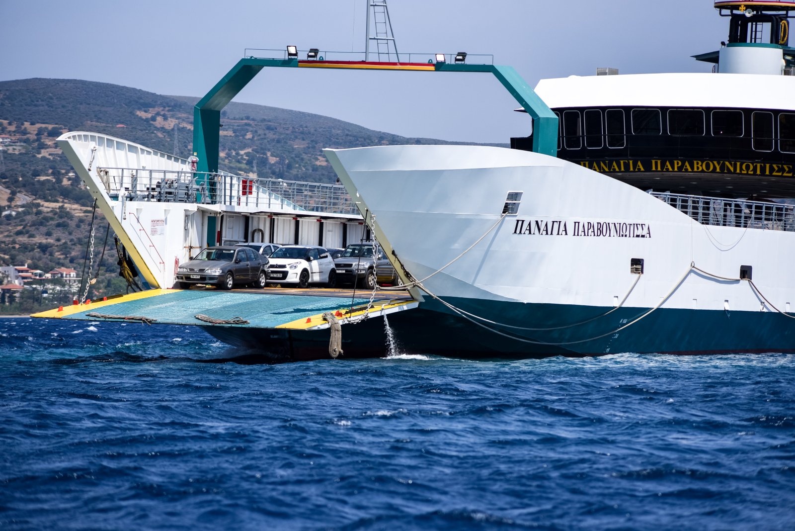 Φέρι μποτ στα Νέα Στύρα: «Κόλλησαν τα πηδάλια γι αυτό έπεσα στην ξέρα»