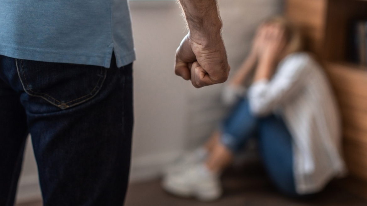 Λασίθι: 45χρονος ξυλοκόπησε τη σύζυγο και το παιδί του