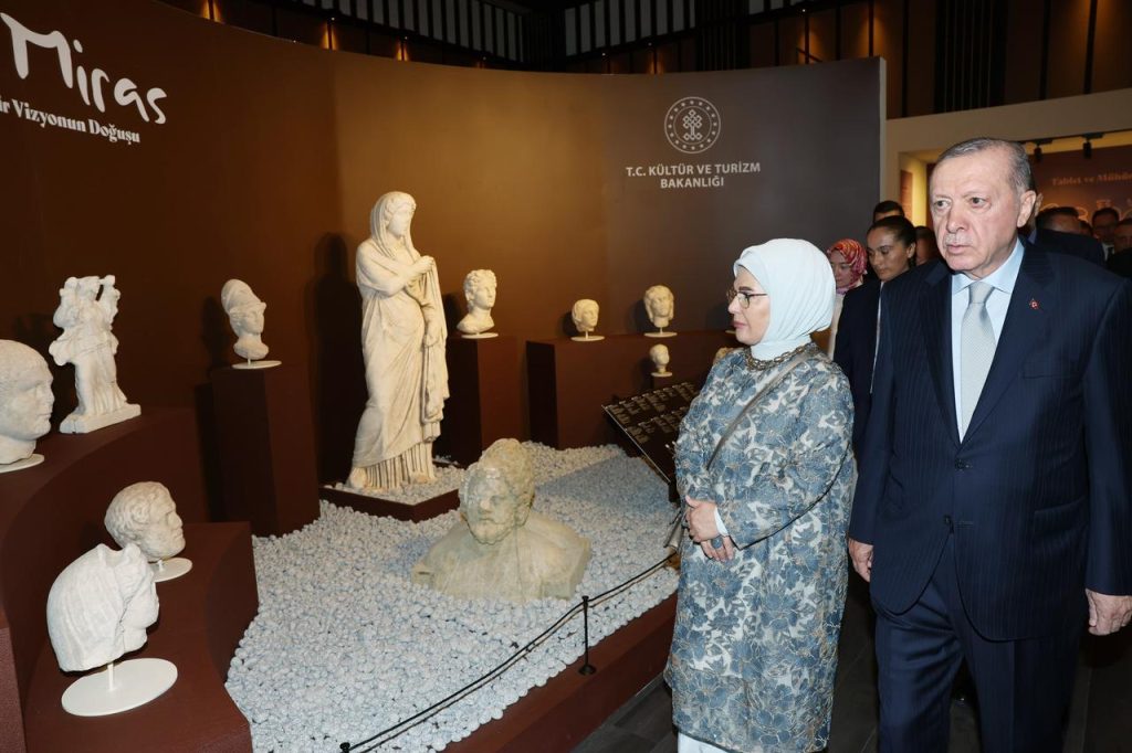 Ο Ρ.Τ.Ερντογάν ψάχνει τις «αρχαιολογικές ρίζες» της Τουρκίας! Έκθεση με αρχαία αντικείμενα