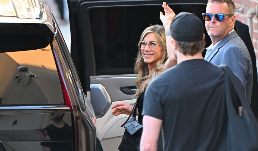 Η Τζένιφερ Άνιστον με νέο σύντροφο – Ρομαντική έξοδος με τον μυστηριώδη υπνωτιστή της στη Ν.Υόρκη