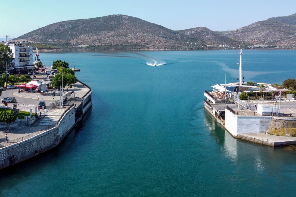 Με απόφαση του Υπουργείου Εμπορικής Ναυτιλίας ανοίγει εσπευσμένα η γέφυρα στη Χαλκίδα που ταλαιπώρησε τα πλοία