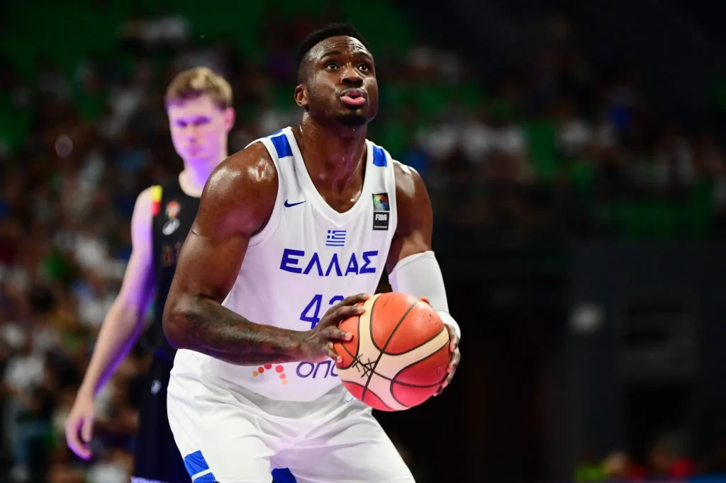 Θανάσης Αντετοκούνμπο: Τέλος στον αγωνιστικό του «λήθαργο» μετά από 461 μέρες (βίντεο)