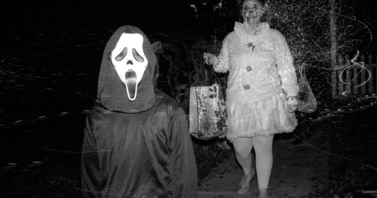 Αναστάτωση στην Ισπανία: Με μάσκες «Ghostface» και μαύρα ρούχα ασυνείδητοι τρομοκρατούν τους πολίτες (βίντεο)