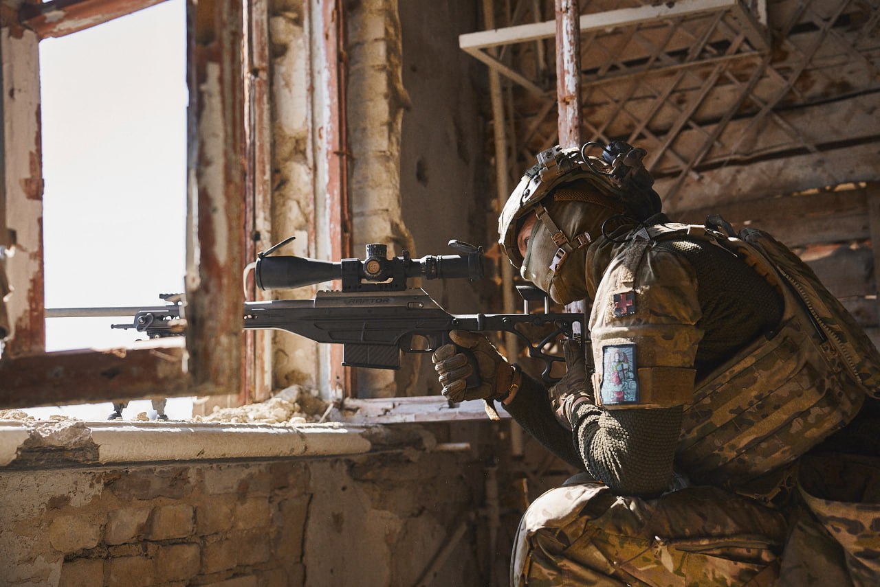 Επικές μάχες στο δάσος του Σερεμπριάνσκ: Ρώσοι πεζοναύτες αιχμαλώτισαν έξι Ουκρανούς συνοριοφύλακες (βίντεο)