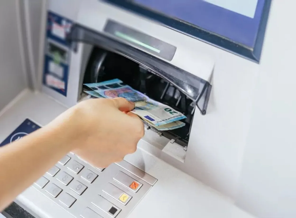 Από τις 11 Αυγούστου οι δωρεάν αναλήψεις από τα ΑΤΜ – Τι πρέπει να γνωρίζετε