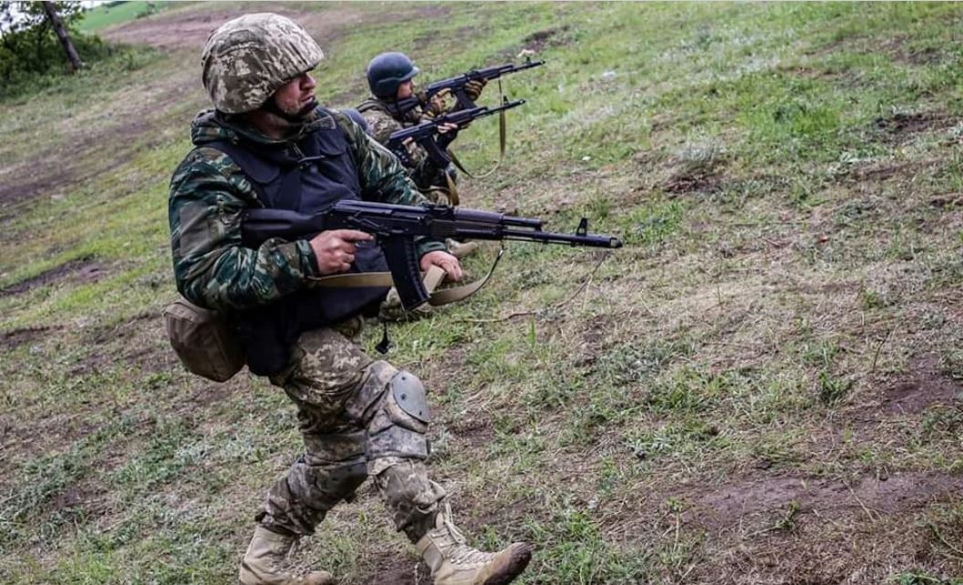 Δείτε πώς ένας Ουκρανός στρατιώτης δεν αντιλήφθηκε την νάρκη στον δρόμο του με αποτέλεσμα να εξαϋλωθεί (βίντεο)