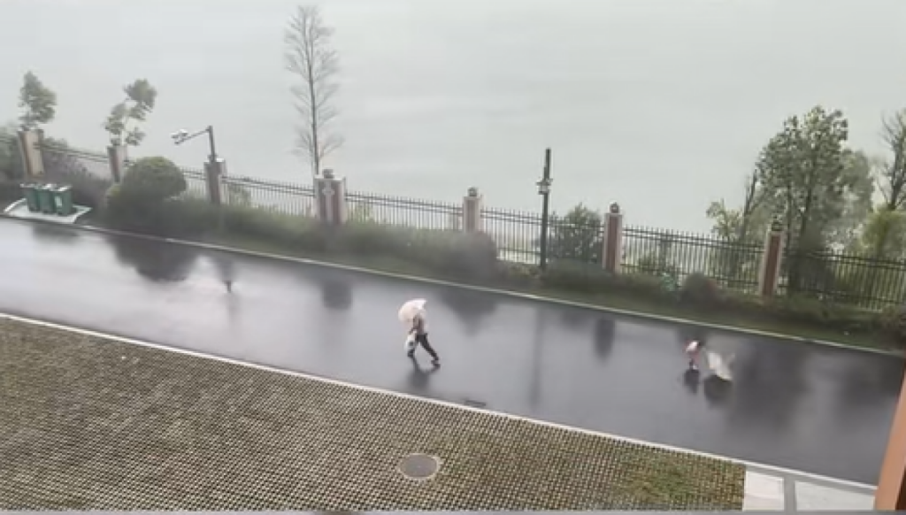 Κίνα: Εγκατέλειψε το παιδί του στην ανεμοθύελλα για να σωθεί ο ίδιος (βίντεο)