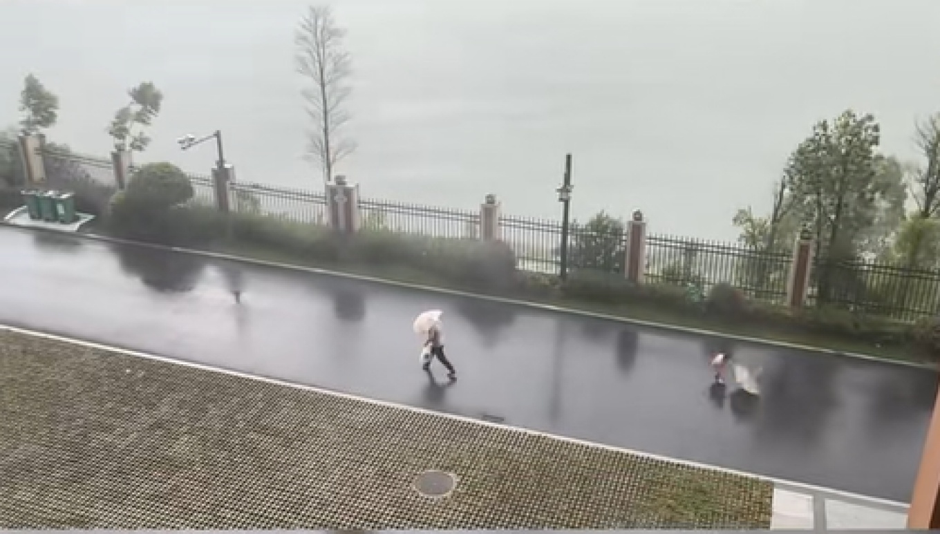 Κίνα: Εγκατέλειψε το παιδί του στην ανεμοθύελλα για να σωθεί ο ίδιος (βίντεο)