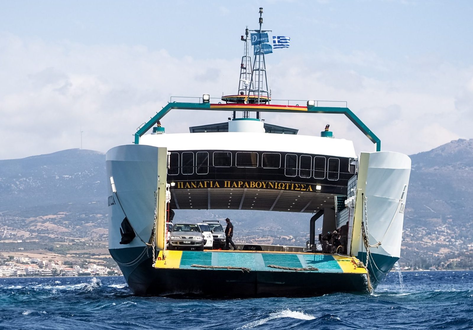 Νέα Στύρα: Παραμένει κολλημένο στην ξέρα το φέρι μποτ – Εντοπίστηκε ρήγμα 20 μέτρων στο πλοίο