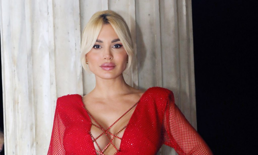 «Φωτιά» η Α.Παναγιώταρου στη Μύκονο – Όλα τα φλας επάνω της (βίντεο) 