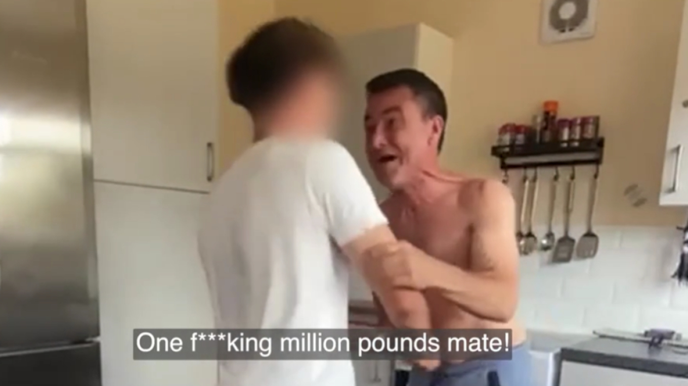 Καρκινοπαθής πατέρας ανακοινώνει στον γιο του ότι κέρδισε πάνω από ένα εκατ. ευρώ στη λοταρία – Δείτε βίντεο