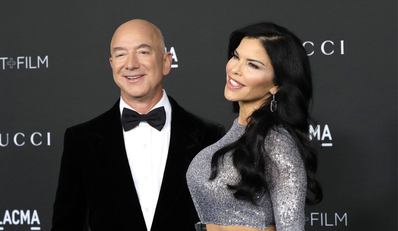 Ο… άβολος χορός του Τζεφ Μπέζος σε νυχτερινό κέντρο στην Ίμπιζα δίπλα στην «εκρηκτική» Λόρεν Σάντσεζ (βίντεο)